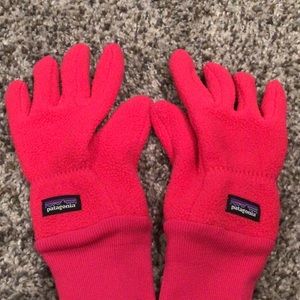 Dark pink kids Patagonia gloves